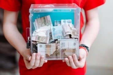 Портрет благотворителя: кто жертвует деньги в России