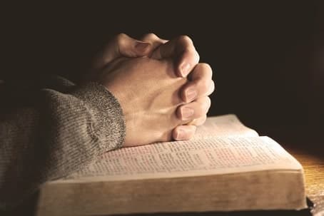 Как правильно молиться в церкви