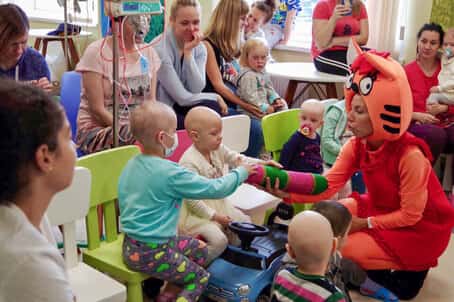 Благотворительный фонд для помощи детям: преимущества работы