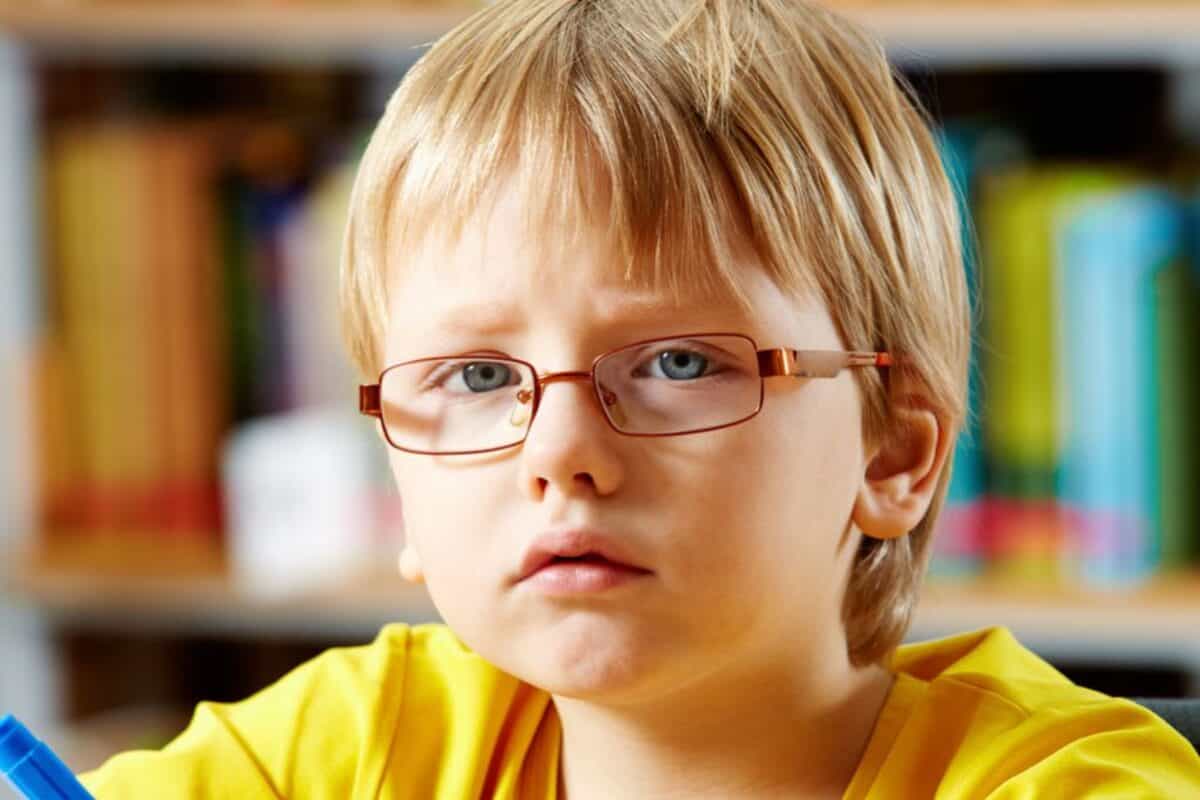 Человека с нарушением зрения называют. Дети с нарушением зрения. Дети в очках. Миопия у детей дошкольного возраста. Дети в очках для зрения.