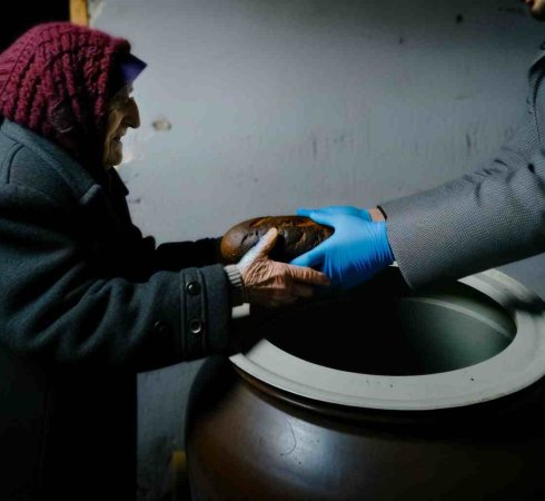 Благотворительность нуждающимся людям